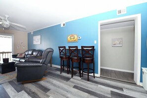 DVD player - Cute, stylish 3 bedroom condo with free WiFi and a boat dock located in peaceful midtown right on the bay water and eight blocks to the beach! (Ocean City)