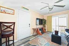 DVD player - Cute, stylish 3 bedroom condo with free WiFi and a boat dock located in peaceful midtown right on the bay water and eight blocks to the beach! (Ocean City)