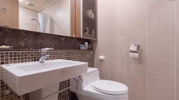 Apartemen | Kamar mandi | Shower, perlengkapan mandi gratis, pengering rambut, dan sandal