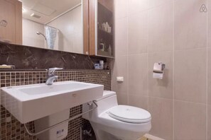 Huoneisto | Kylpyhuone | Suihku, ilmaiset hygieniatuotteet, hiustenkuivaaja, tohvelit