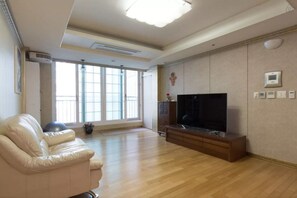 Apartment | Living room | Flat-screen TV - Gangnam Galaxy Apartment 1 (Seoul)