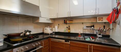 Apartment, 3 Bedrooms | Private kitchen | Fridge, stovetop
