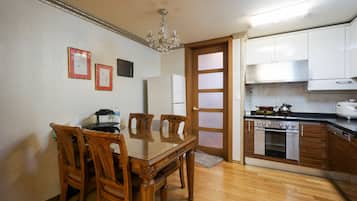 Apartment, 3 Bedrooms | Private kitchenette | Fridge, stovetop