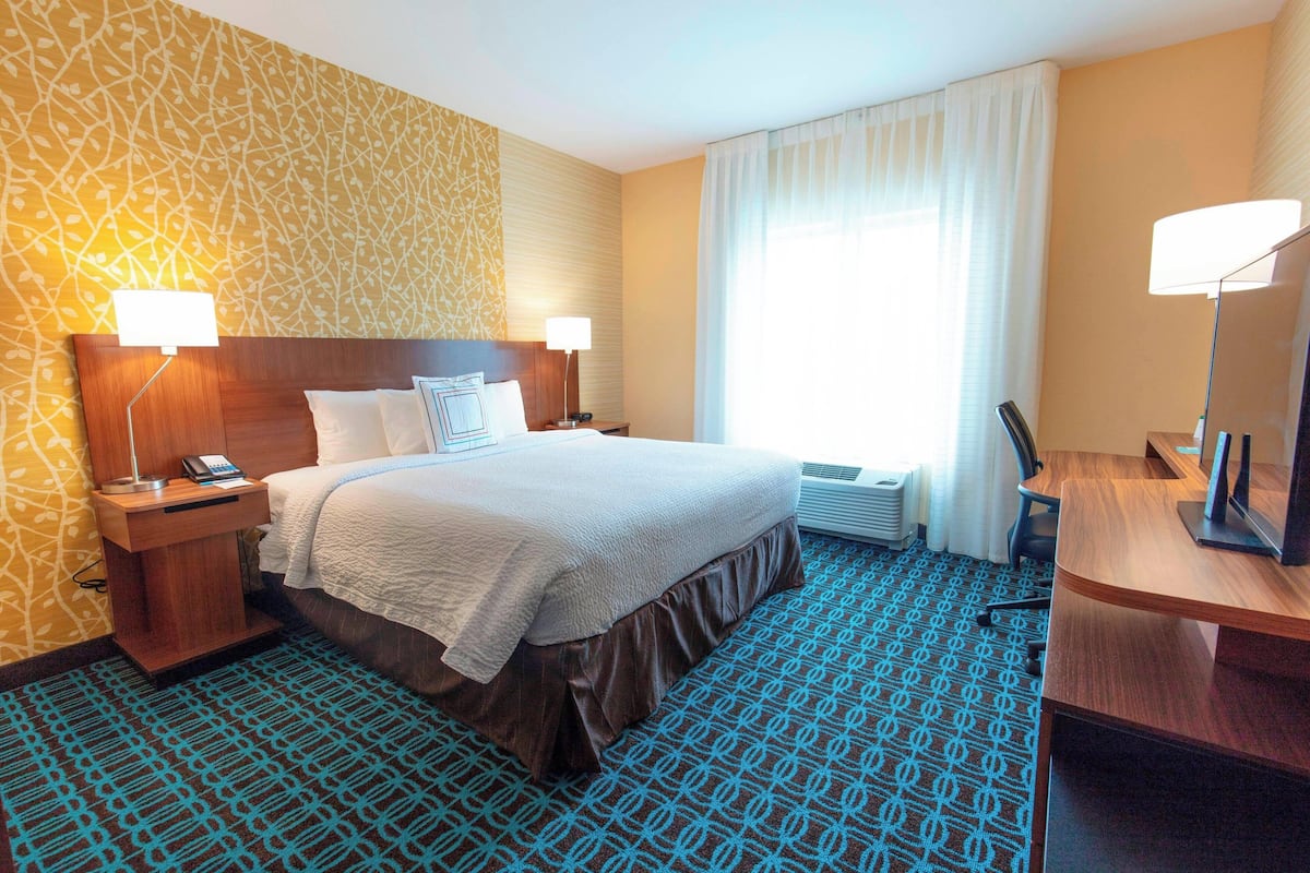 Room, 1 King Bed | Desk, laptop workspace, iron/ironing board, bed sheets