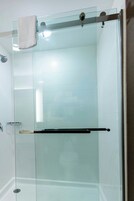 Ducha, artículos de tocador gratuitos, secador de pelo, toallas