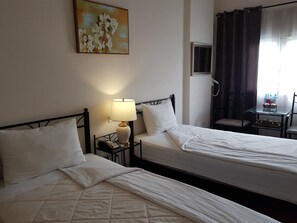 Khu vực làm việc phù hợp cho laptop, màn/rèm cản sáng, phòng cách âm 