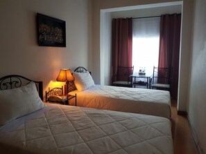 Espacio para trabajar con un portátil y cortinas opacas