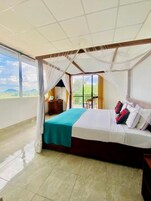 1 多间卧室、防过敏的被褥、羽绒被、记忆海绵床垫