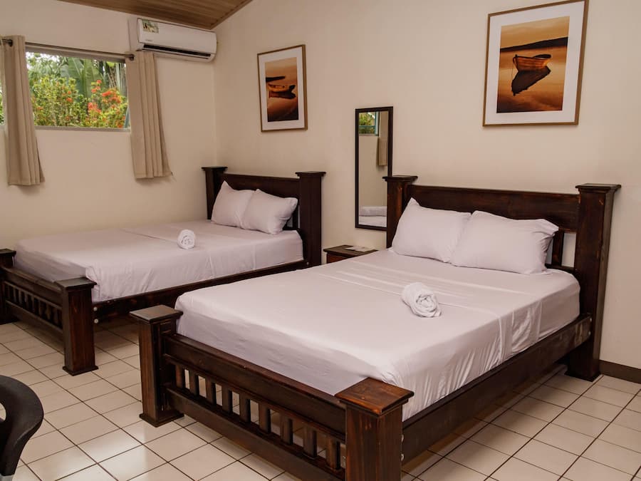 Leilighet, 2 dobbeltsenger, kjøleskap og mikrobølgeovn, 1. etasje | Skrivebord og wi-fi (inkludert)