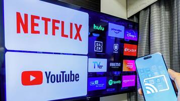 Televisió que mostra diversos logotips de serveis de streaming, incloent-hi Netflix i YouTube.