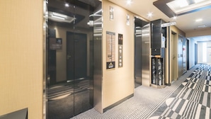 Un ascensor moderno con panel de control e indicador de piso.