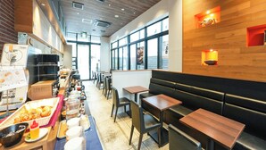 Ein Restaurantinneres mit einer langen Theke, Sitzgelegenheiten und Holzelementen.