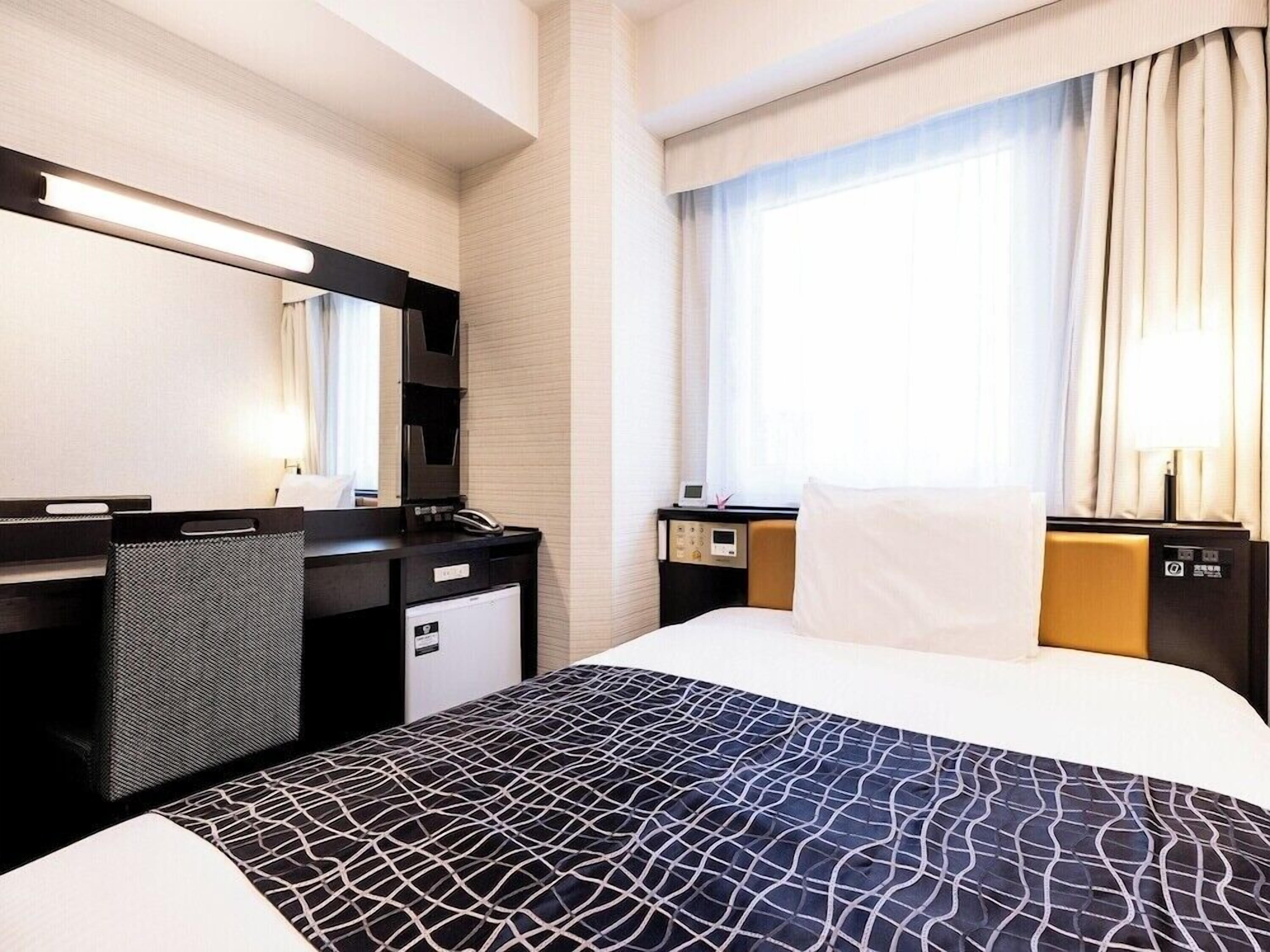 Cubrecamas, escritorio, cortinas blackout y wifi gratis 
