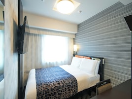 Cubrecamas, escritorio, cortinas blackout y wifi gratis 