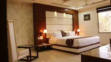 Habitación Elite | Minibar, caja de seguridad en la habitación y escritorio