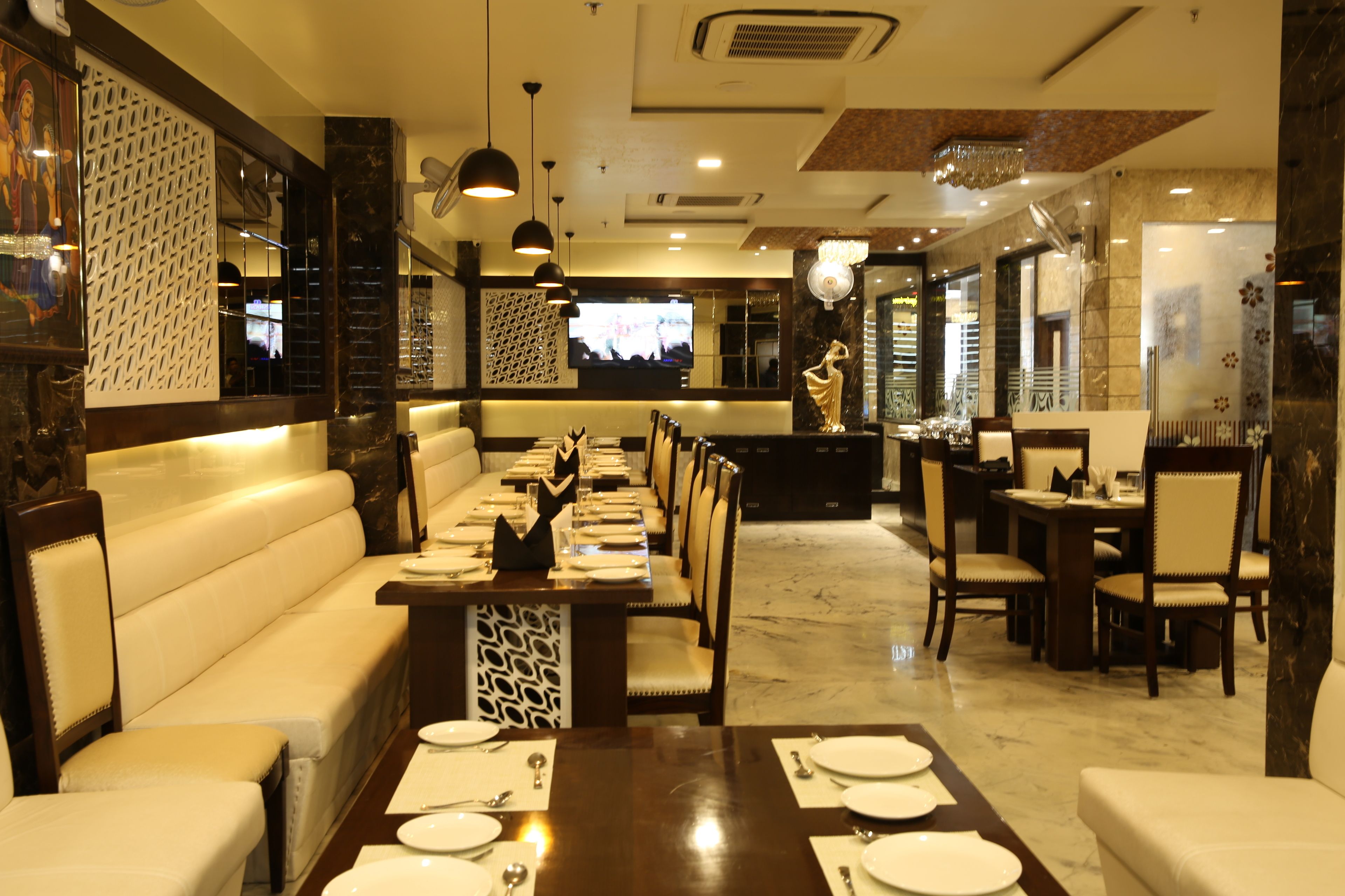 供应早餐、午餐和晚餐，国际美食