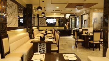 Se sirven desayunos, comidas, cenas y cocina internacional