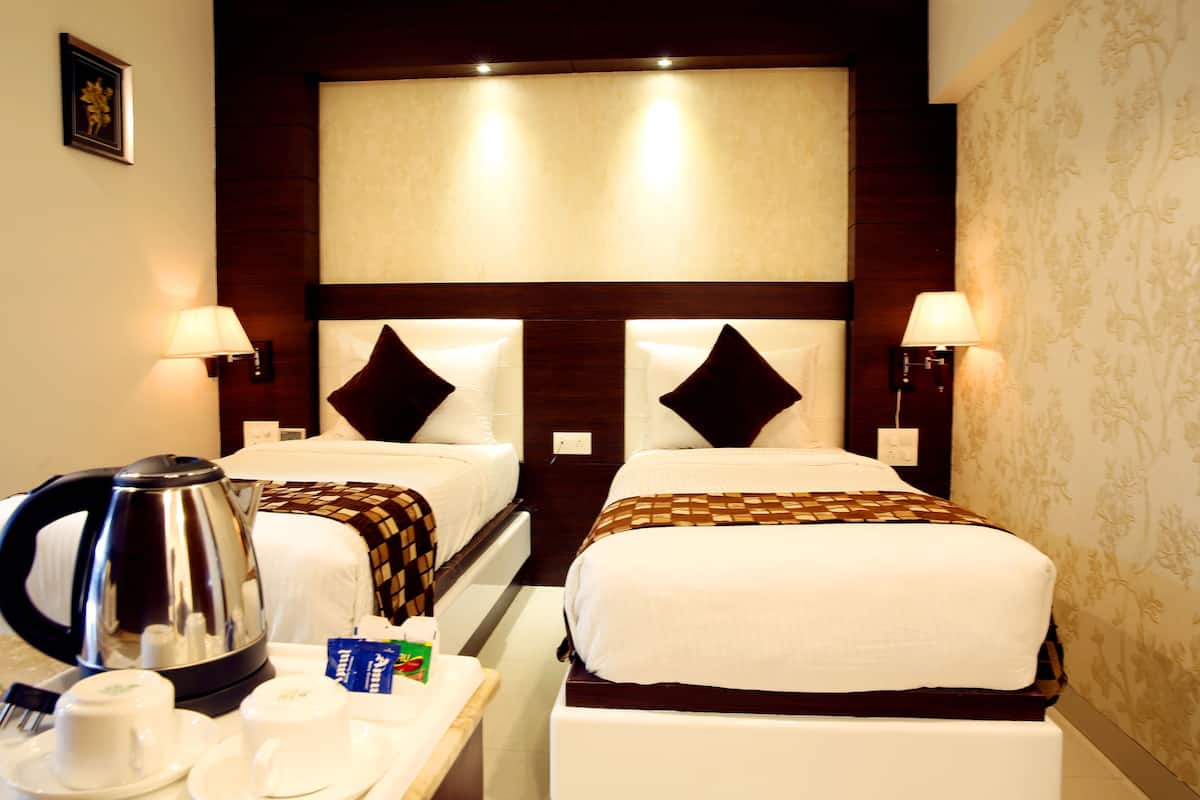 Standard Room | Minibar, in-room safe, desk, soundproofing