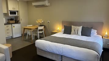 Tweepersoonskamer | Een minibar, een bureau, een strijkplank/strijkijzer