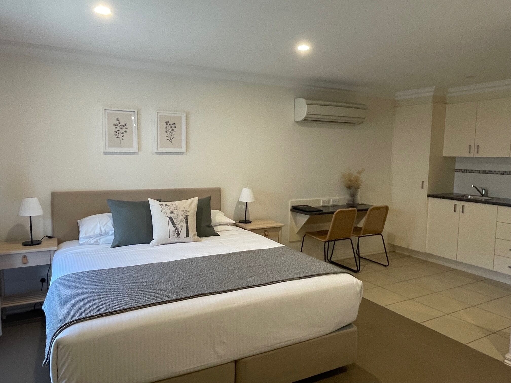 Habitación Deluxe con 2 camas individuales | Minibar, escritorio, tabla de planchar con plancha y cunas 