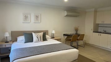 Habitación Deluxe con 2 camas individuales | Minibar, escritorio, tabla de planchar con plancha y cunas