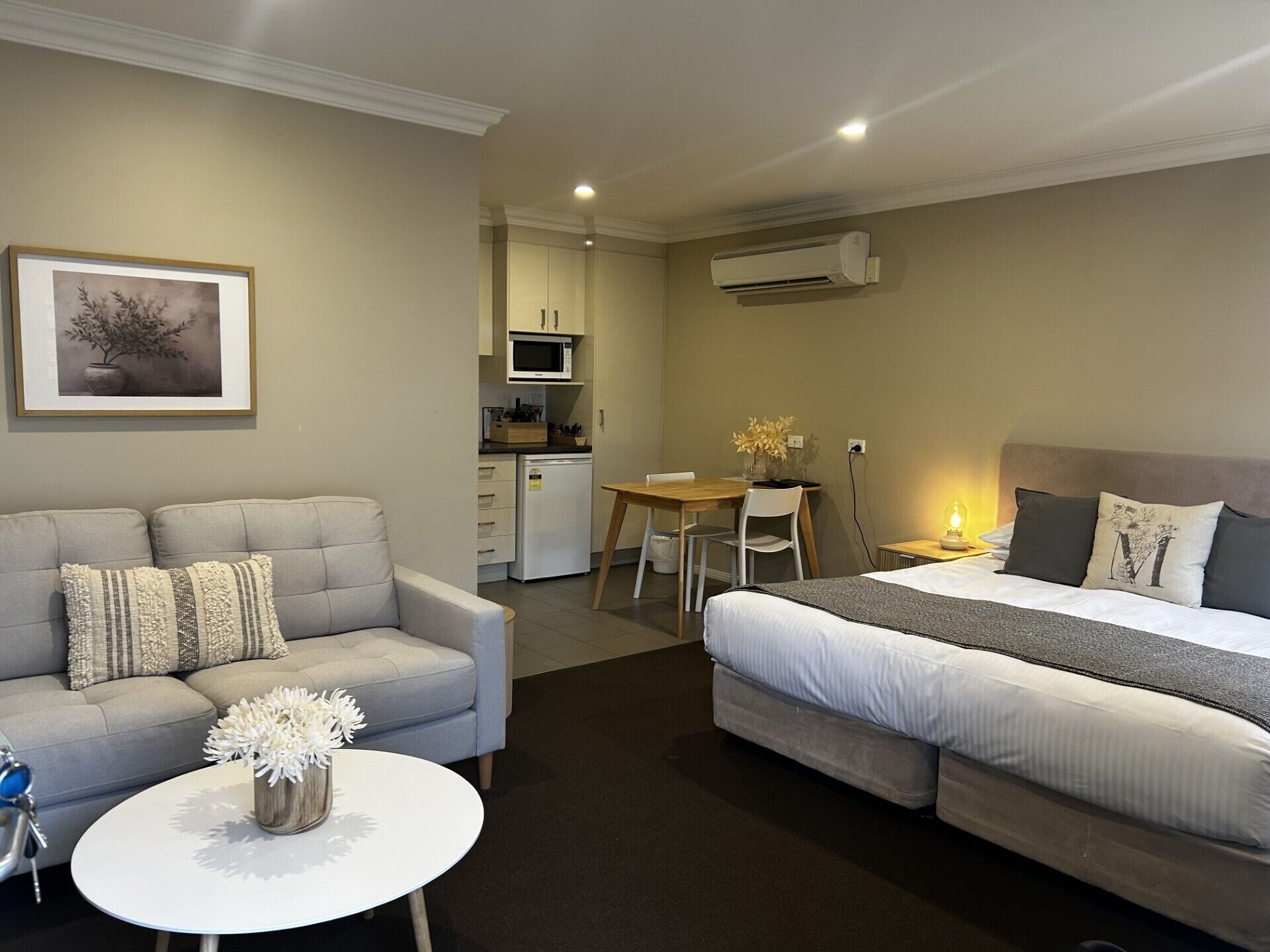 Minibar, escritorio, tabla de planchar con plancha y cunas 