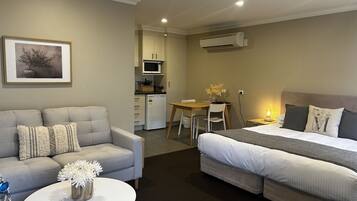 Deluxe King Room | 1 bedroom, minibar, desk, iron/ironing board