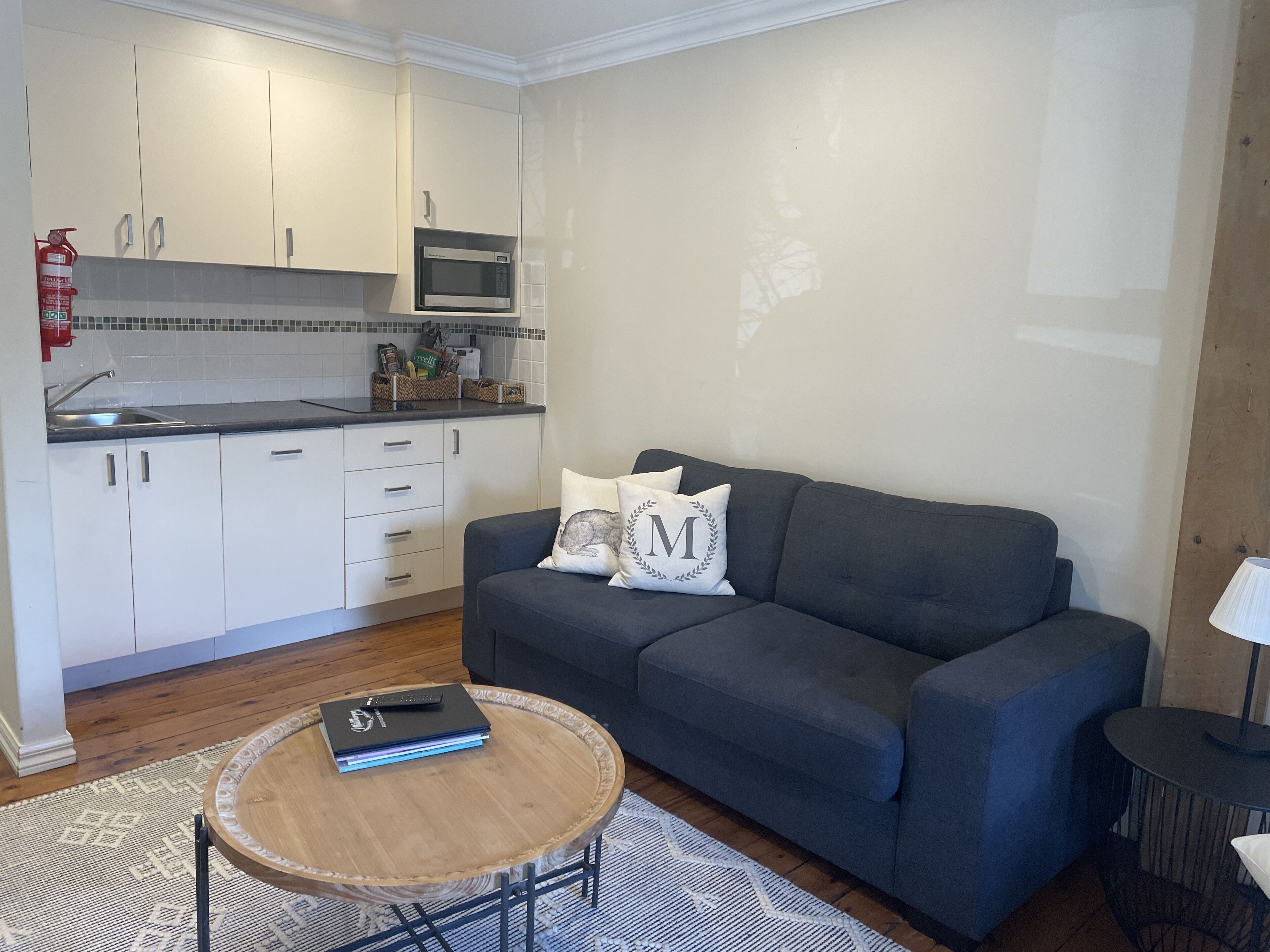 Loft | Cocina privada | Refrigerador, microondas, cafetera y tetera y tetera eléctrica 