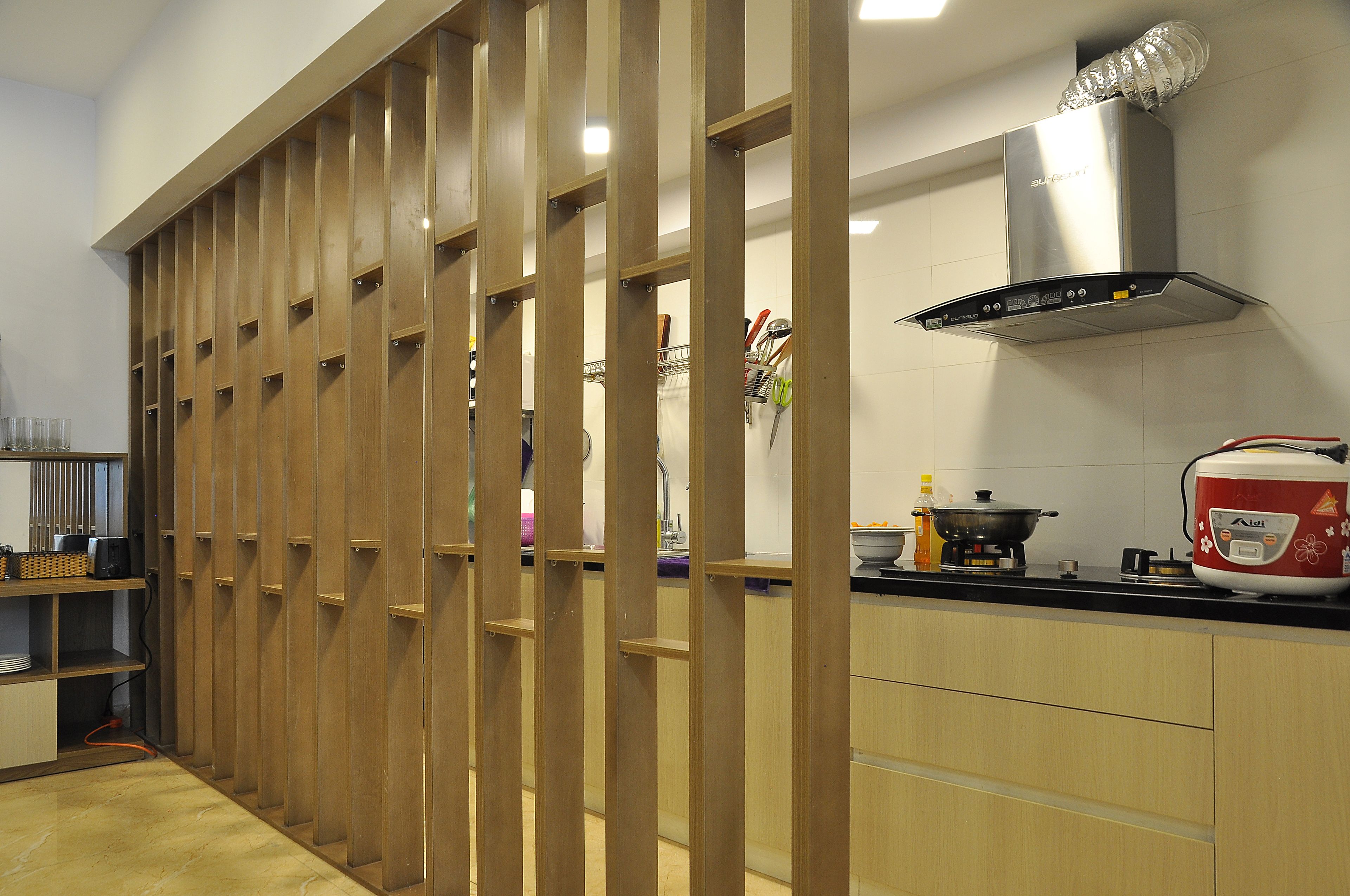 Breakfast, lunch, dinner served; local and international cuisine 