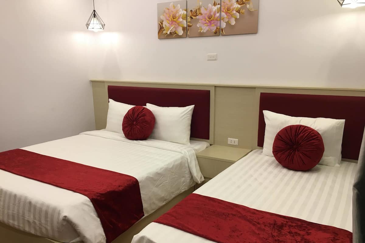 Deluxe Triple Room | Living room