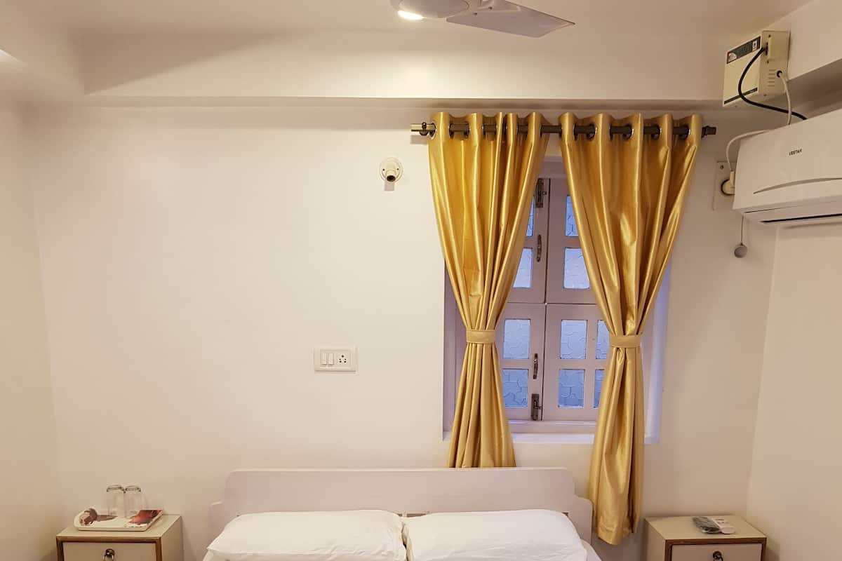 1 bedroom, premium bedding, minibar, in-room safe