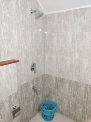 Dusche, kostenlose Toilettenartikel, Handtücher