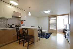 Appartement Royal, 1 grand lit, réfrigérateur et four à micro-ondes | Coin séjour | Télévision