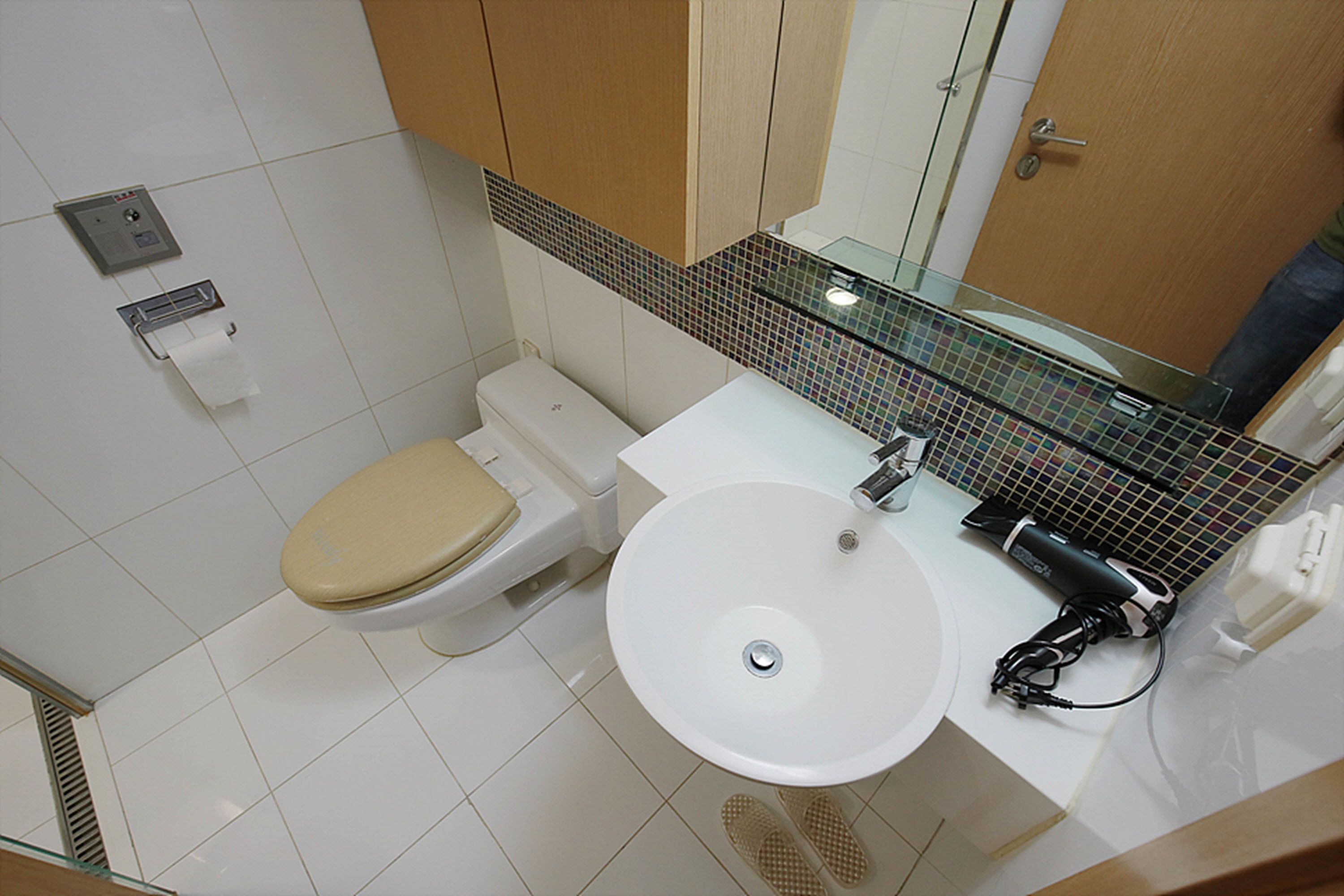 Apartment | Bathroom | Shower, free toiletries, hair dryer, slippers