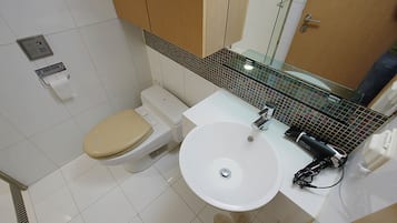 Apartment | Bathroom | Shower, free toiletries, hair dryer, slippers