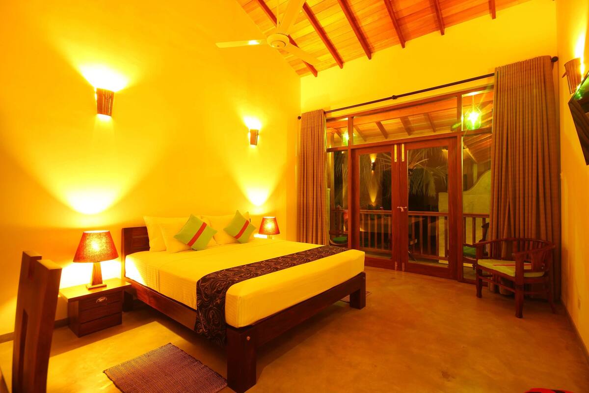 Premium bedding, minibar, desk, cribs (surcharge)