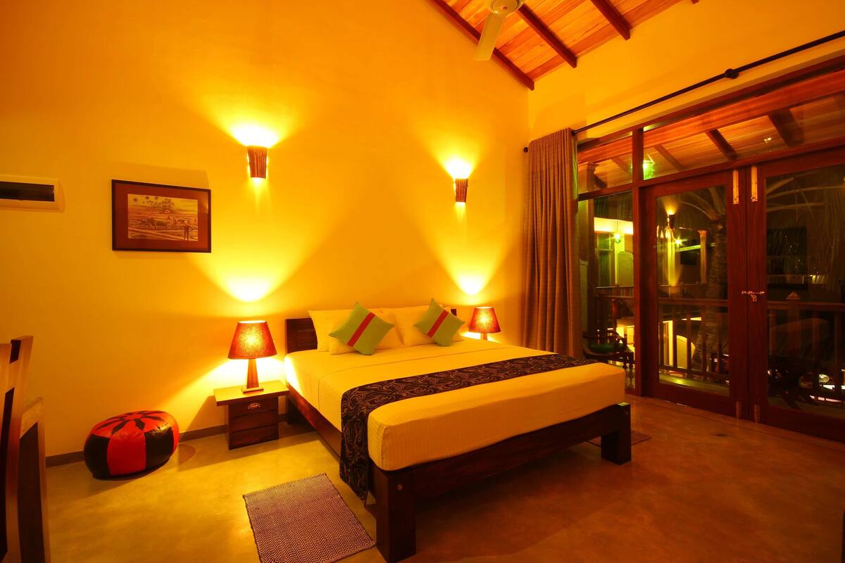 Premium bedding, minibar, desk, cribs (surcharge)