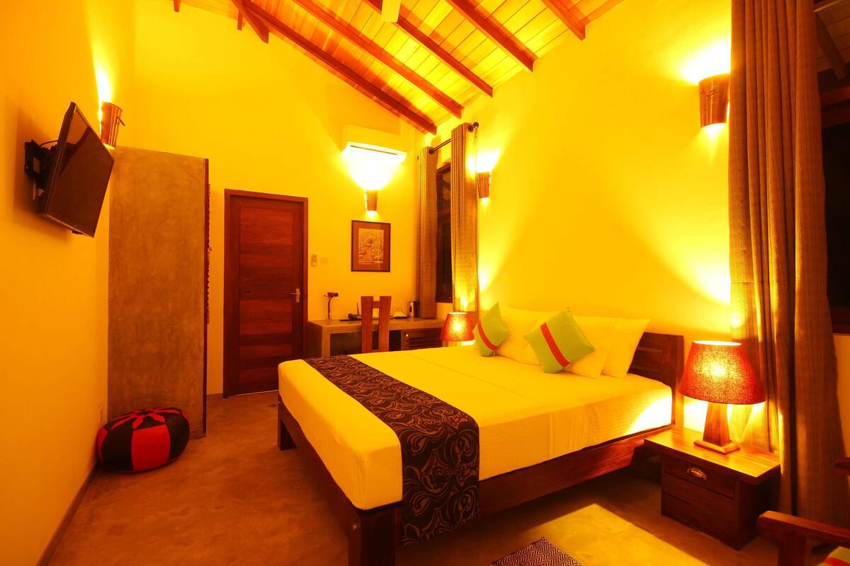 Deluxe Room, 1 King Bed, Private Bathroom | Premium bedding, minibar, desk, cribs (surcharge)