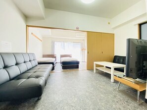 書桌、筆電工作空間、免費無線上網