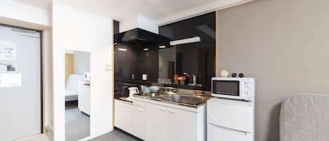 Refrigerador, microondas y utensilios de cocina