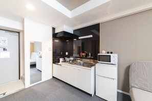 電冰箱、微波爐、鍋具/餐盤/廚房用品