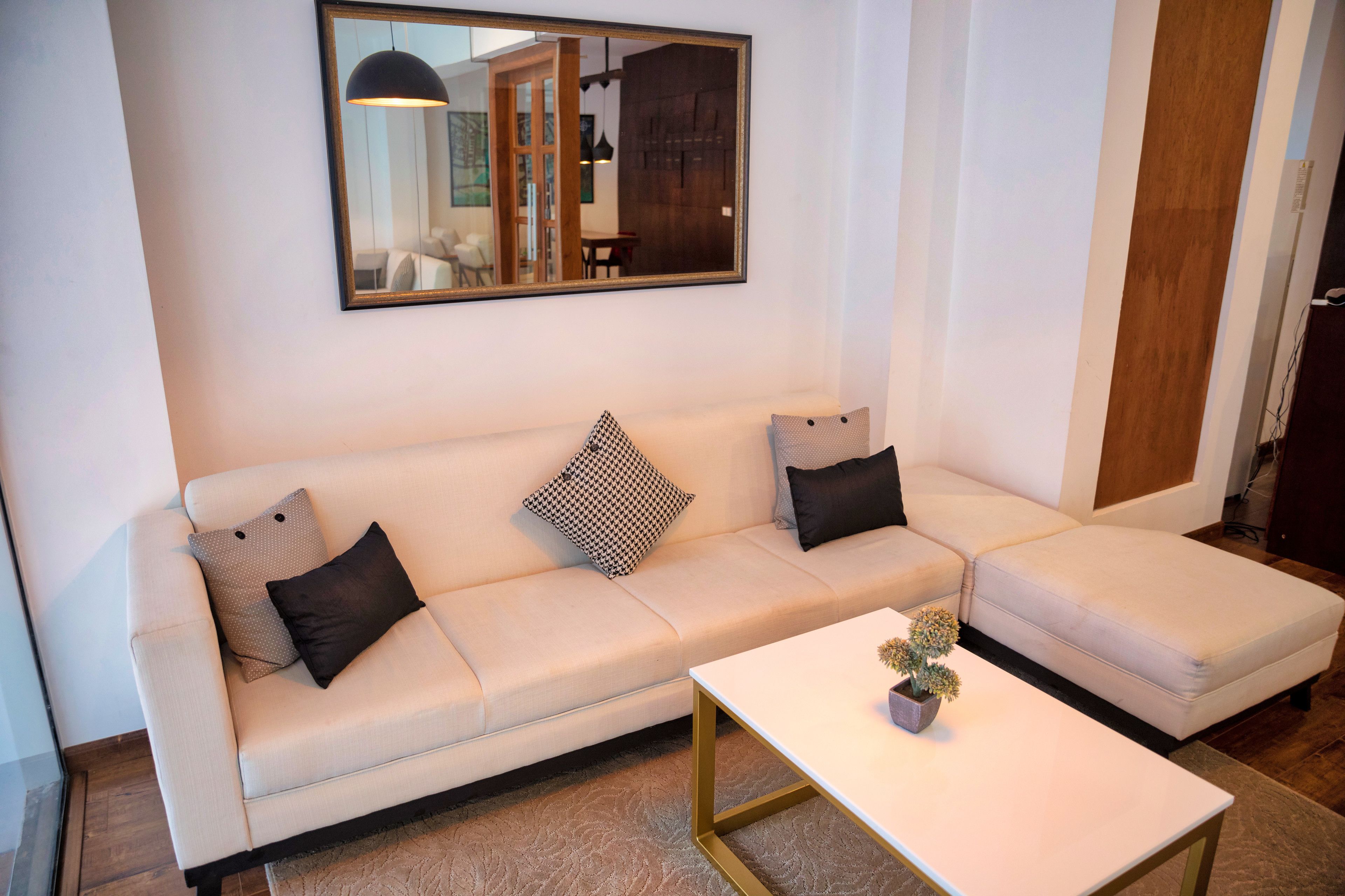 Lobby-lounge