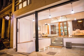 Fachada da propriedade à noite