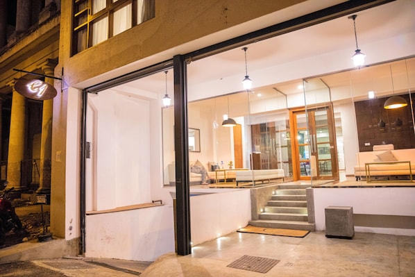 住宿正面 (夜晚)