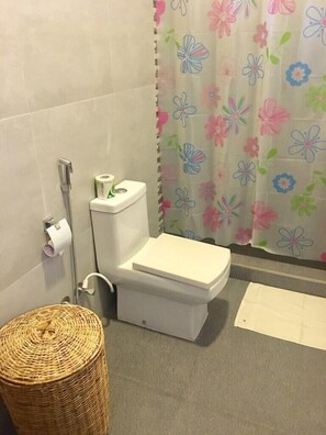 Apartment | Bathroom | Shower, towels
