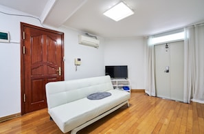 Flat-screen TV - Myeongdong Galleria (Seoul)