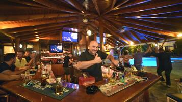 Quầy bar bên hồ bơi