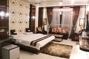 In-room safe, desk, rollaway beds, free WiFi - Hotel Rajahamsa (Anantapur)