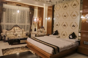 Family Suite | Living area | TV