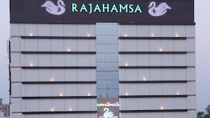 Un immeuble à plusieurs étages sur lequel le nom « RAJAHAMSA » est affiché en grand sur la façade.